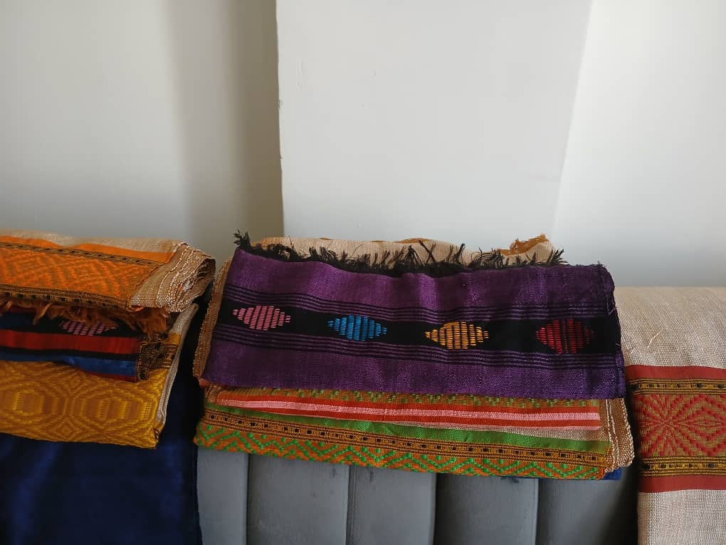 Châle violet broderies colorées